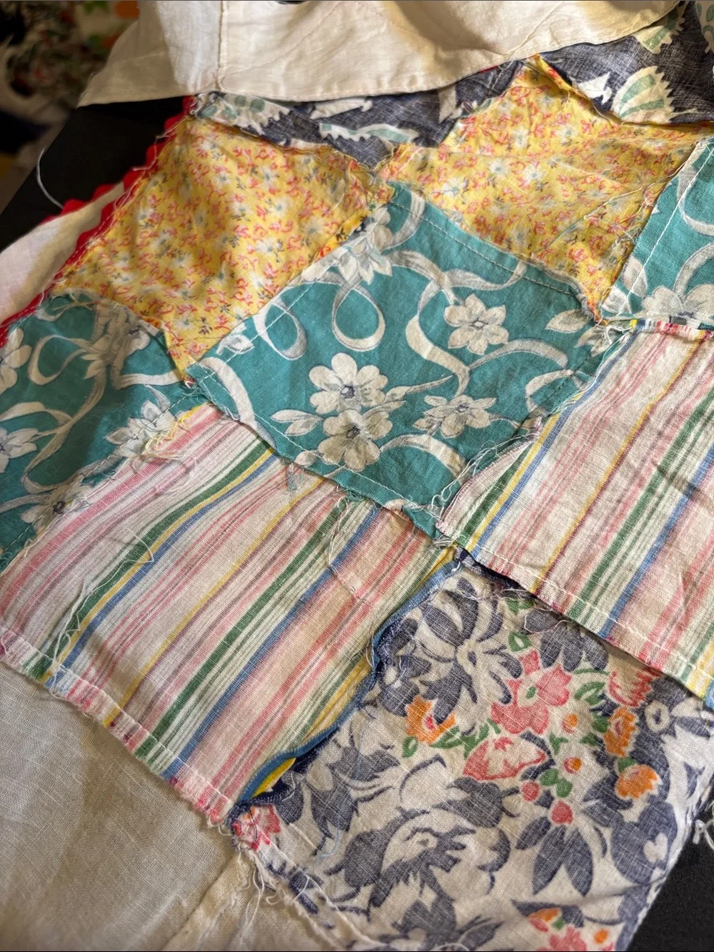 Vintage 1940’s Patchwork Quilted apron in Multicolor. FF